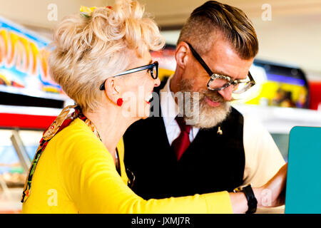 Giovane divertirsi nella sala giochi, Bournemouth, Inghilterra Foto Stock