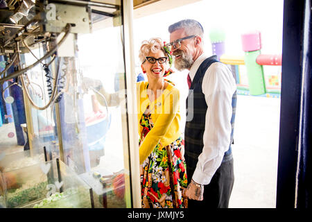 Giovane divertirsi nella sala giochi, Bournemouth, Inghilterra Foto Stock