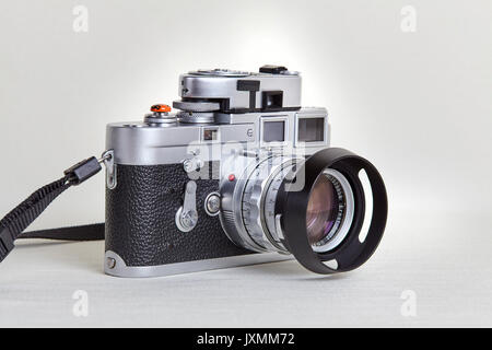 Fotocamera a telemetro, fotocamera a pellicola classica Leica M3 isolata su sfondo bianco. Foto Stock