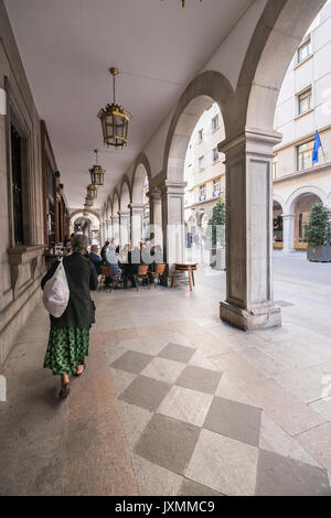 I portici in strada di Angel Ganivet, provincia di Granada, Andalusia, Spagna Foto Stock