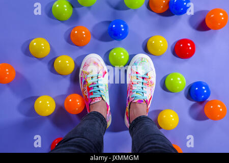 Le sfere colorate e scarpe colorate Foto Stock