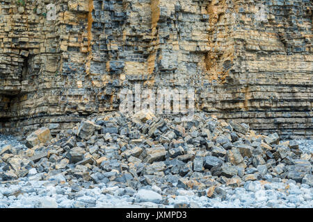 Le cadute di massi al Oolitic scogliere calcaree sulla Glamorgan Heritage costa sud del Galles Foto Stock