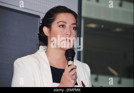 Sarah Owen, candidato parlamentare del partito laburista per Hastings e Rye, interviene in una riunione sulla politica energetica tenutasi a Hastings, in Inghilterra, il 10 novembre 2014. Foto Stock