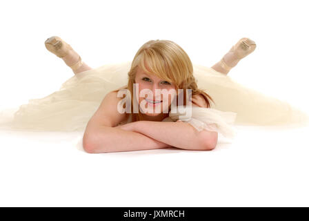 Un sorridente ballerina in appoggio sul pavimento Foto Stock