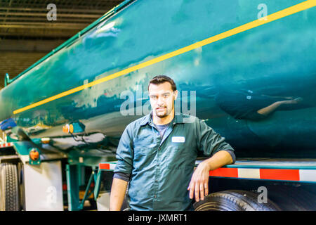 Ritratto di giovane maschio trucker a biocarburante impianto industriale Foto Stock