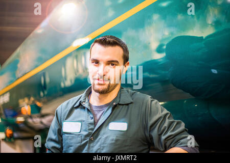 Ritratto di giovane maschio trucker a biocarburante impianto industriale Foto Stock