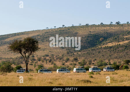 I turisti in safari, guardando le giraffe, il Masai Mara riserva nazionale, Kenya Foto Stock