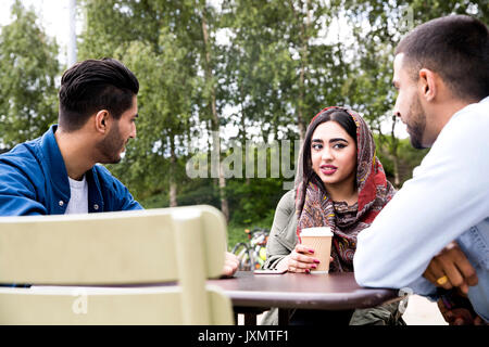 Gli amici sorseggiando caffè insieme Foto Stock