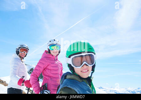 Figlia della madre e figlio sulla vacanza di sci, Hintertux, Tirolo, Austria Foto Stock