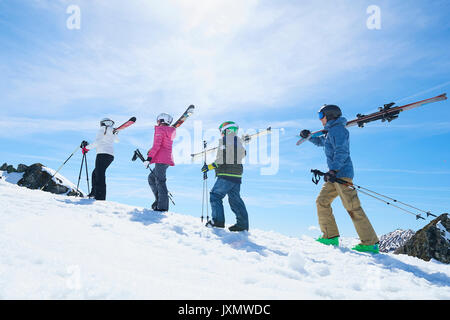 Famiglia in vacanza di sci, Hintertux, Tirolo, Austria Foto Stock