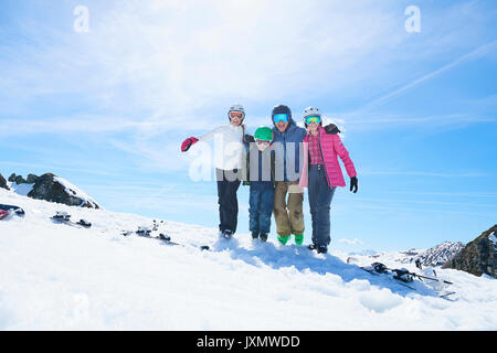 Famiglia in vacanza di sci, Hintertux, Tirolo, Austria Foto Stock