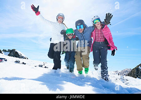 Famiglia in vacanza di sci, Hintertux, Tirolo, Austria Foto Stock