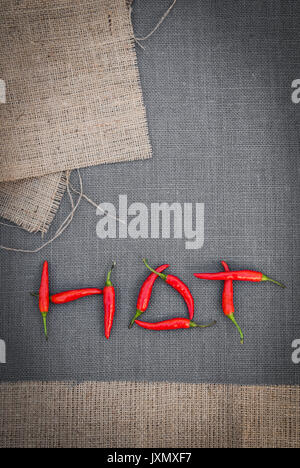 Peperoncino rosso disposti a scrivere la parola 'caldo', Vista aerea Foto Stock