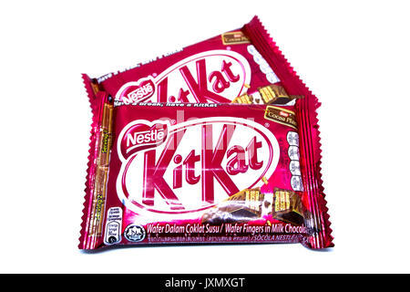 Kota Kinabalu, Malesia - Agosto 16, 2017: Kit Kat cioccolato al latte Wafer isolati su sfondo bianco. Kit Kat barre sono prodotte da Nestlé. Kit marchio K Foto Stock