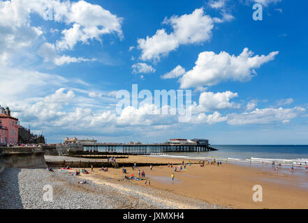 Cromer Pier. La spiaggia e il molo a Cromer, Norfolk, Inghilterra, Regno Unito Foto Stock