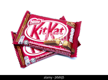 Kota Kinabalu, Malesia - Agosto 16, 2017: Kit Kat cioccolato al latte Wafer isolati su sfondo bianco. Kit Kat barre sono prodotte da Nestlé. Kit marchio K Foto Stock