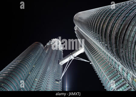 Vicino la vista in prospettiva dal basso verso l'alto sulle Petronas Towers, Kuala Lumpur, Malesia Foto Stock