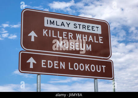 Direzione di un cartello stradale in Eden Nuovo Galles del Sud Australia per le attrazioni turistiche locali Il Killer Whale Museum e la Scenic Ocean Lookout Foto Stock