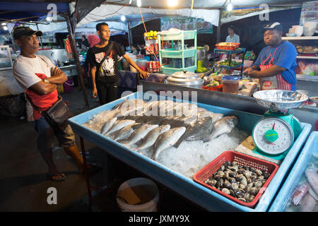 Kota Kinabalu, Malesia - 17 Febbraio 2016 : pesce fresco e frutti di mare di stallo ogni giorno al mercato notturno in riva al mare Foto Stock