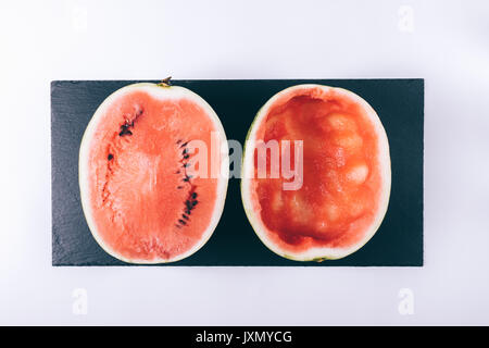 Fette di anguria maturi su un tavolo bianco vista superiore Foto Stock