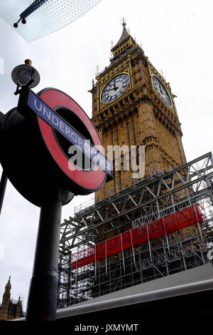 La torre dell'orologio del Big Ben di Londra e il ponteggio che è l inizio di una £29M lavori di rinnovo che silenzio la grande Campana Foto Stock