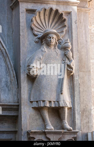 Granada, Spagna - 16 febbraio 2013: il sollievo di Macebearers nella facciata rinascimentale di accesso alla cappella reale, Granada, Andalusia, Spagna Foto Stock