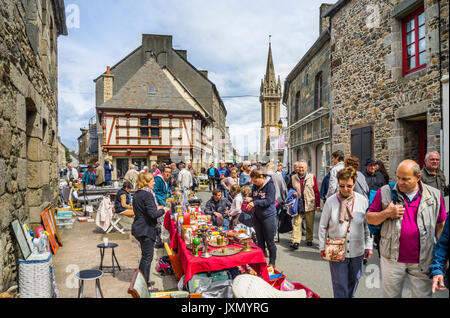 Francia, Bretagna, antiquariato Street Fair e il mercato delle pulci nel paese bretone città di Lanvollon Foto Stock