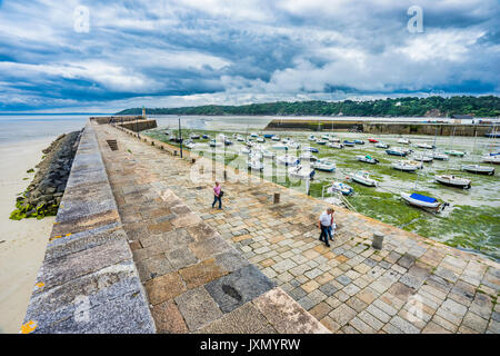 Francia, Bretagna Cotes-d'Armor dipartimento, Binic, visualizzare frome La Jetée de Penthievre molo del porto esterno (Avant-Port) a bassa marea Foto Stock