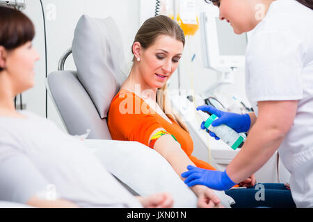 Disinfezione di infermiere punto di foratura prima della donazione del sangue Foto Stock