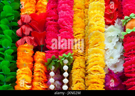 Multi colore ghirlande di fiori in vendita in Little India quartiere di Singapore Foto Stock