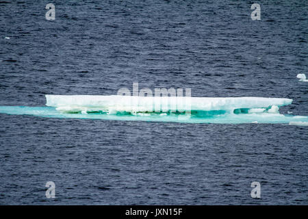 Antartide - Non-Tabular Iceberg - Pinnacle conformato iceberg alla deriva nell'Oceano - Antartide in un giorno nuvoloso Foto Stock