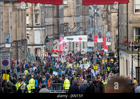 Il 2017 Royal Military Tattoo, il Castello di Edimburgo Clan Leslie Foto Stock