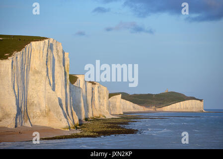 Sette sorelle chalk cliffs al tramonto. Foto Stock