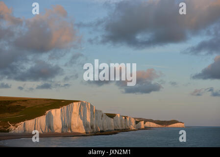 Tramonto all'iconico sette sorelle chalk cliffs, East Sussex, South Downs National Park Foto Stock