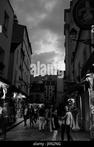 Le strette stradine in occasione del vertice di Montmartre a Parigi di notte Foto Stock