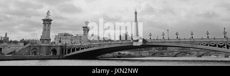 Una vista panoramica di Parigi che mostra il Pont Alexandre III e la Torre Eiffel dietro, girato in bianco e nero Foto Stock