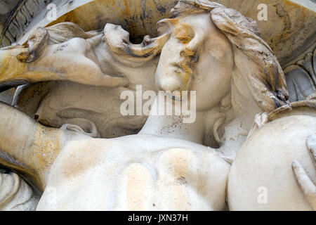 Dettaglio delle statue che circonda l'ammiraglio posteriore Samuel Francis Dupont fontana commemorativa, Dupont Circle, Washington D.C., U.S.A. Foto Stock