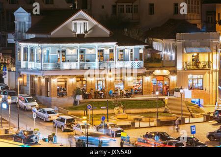 Tbilisi, Georgia. Sera notte Scenic Vista aerea di Vakhtang Gorgasali Square. Un luogo popolare per i turisti e la gente del posto. Foto Stock