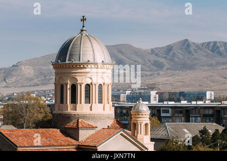 Gori, Shida Kartli Regione, Georgia, Eurasia. Vicino la cupola della cattedrale della Beata Vergine Maria nella soleggiata giornata autunnale. Foto Stock