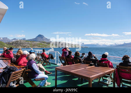 La nave di crociera i passeggeri seduti sul ponte di G avventure spedizione in sole cercando di visualizzare la vela in nord mare di Norvegia in estate 2017. Norvegia Foto Stock