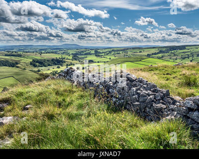 Vista da sopra Gordale Scar attraverso Malhamdale verso Pendle Hill Malham Yorkshire Dales Inghilterra Foto Stock