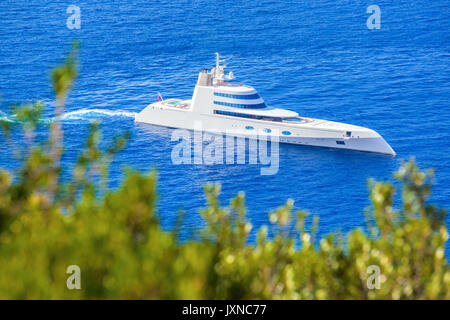 Design moderno di colore bianco di yacht di lusso contro un mare azzurro Foto Stock