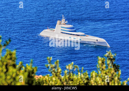 Design moderno di colore bianco di yacht di lusso contro un mare azzurro Foto Stock