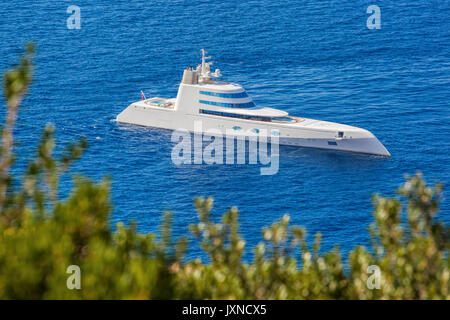 Design moderno di colore bianco di yacht di lusso contro un mare azzurro Foto Stock