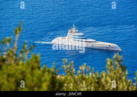 Design moderno di colore bianco di yacht di lusso contro un mare azzurro Foto Stock