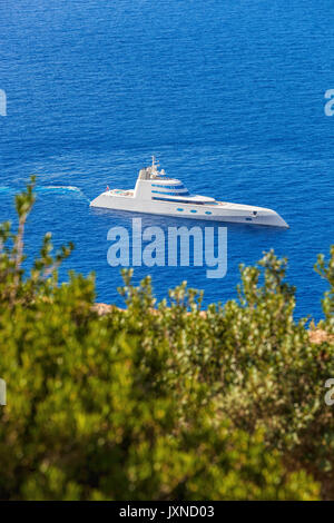 Design moderno di colore bianco di yacht di lusso contro un mare azzurro Foto Stock