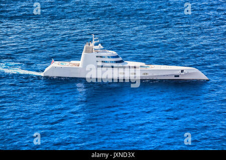 Design moderno di colore bianco di yacht di lusso contro un mare azzurro Foto Stock