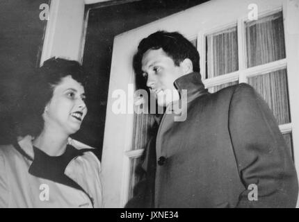 Beta Theta Pi, fraternità, vita da studente membro della fraternità e la sua ragazza arrivando a 2721 N Charles Street a Baltimora, Maryland, 1947. Foto Stock