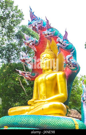 La bellissima buddha con re naga Mujarin al Wat Burapha,Ubonratchathani provincia,della Thailandia. Foto Stock