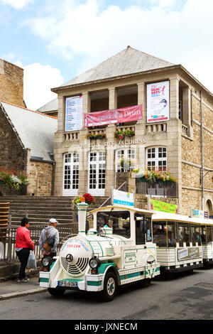 Il treno turistico a Dinan old town ( città murata ), Bretagna Francia Foto Stock